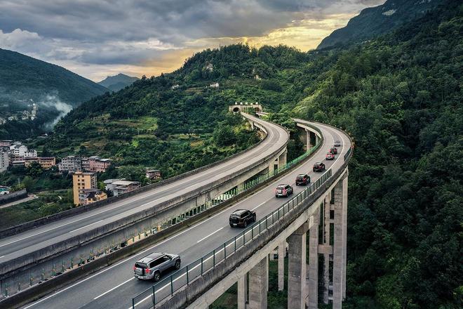 野+露营”全能王！猛士M817Max+版上市ag真人平台第一游戏3699万拿下“通勤+越(图5)