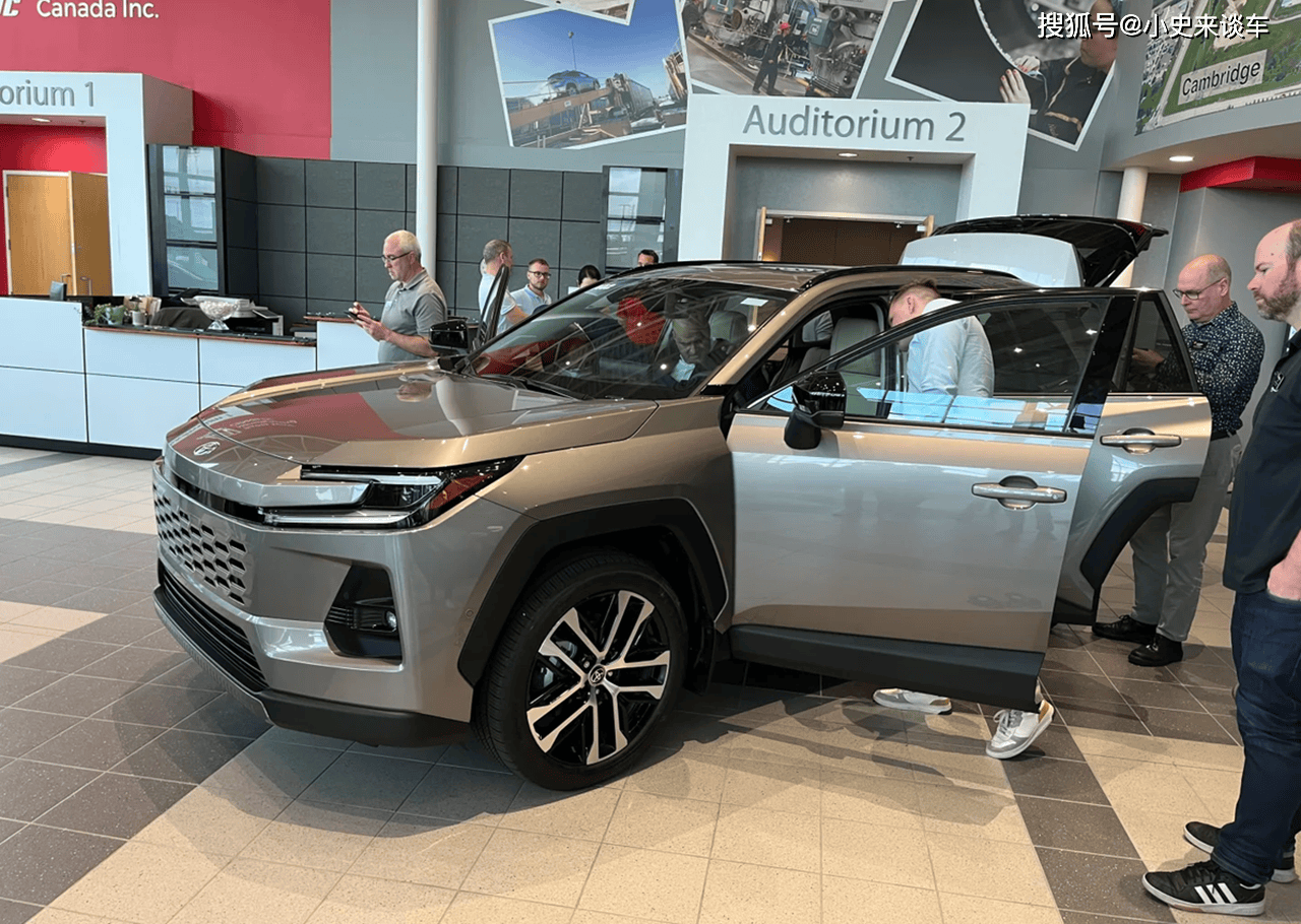 甲外观酷似霸道三种动力可选还配四驱AG真人新一代RAV4实车亮相！机(图1)