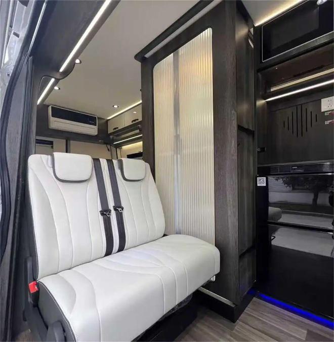 板！蓝牌C照开着走满配生活不打折AG真人试玩平台20万级房车天花(图2)